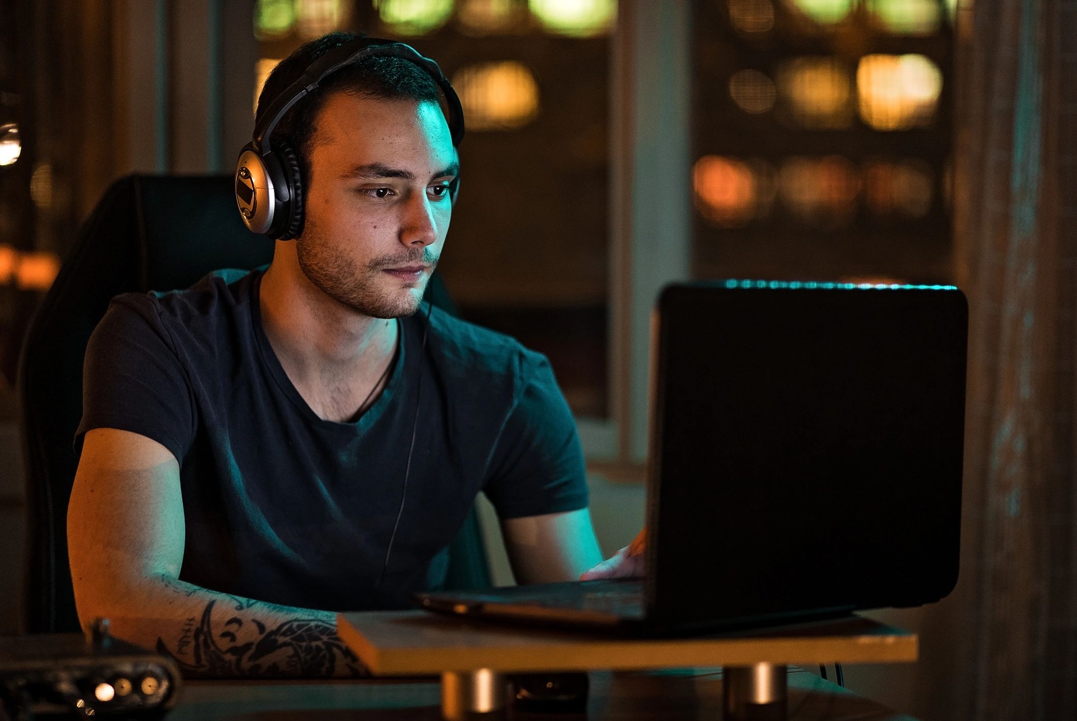 Pessoa a usar um computador num ambiente tranquilo