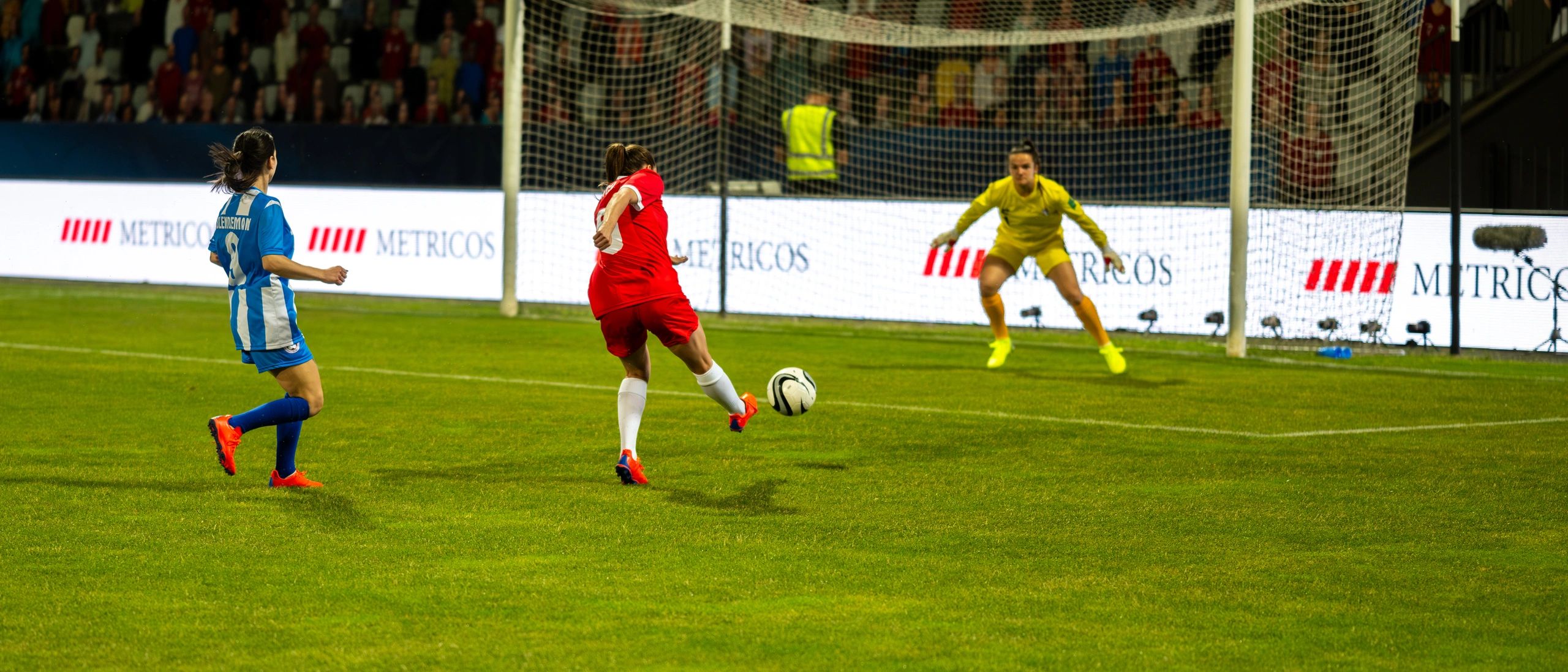 Jogadoras de futebol a disputar uma jogada