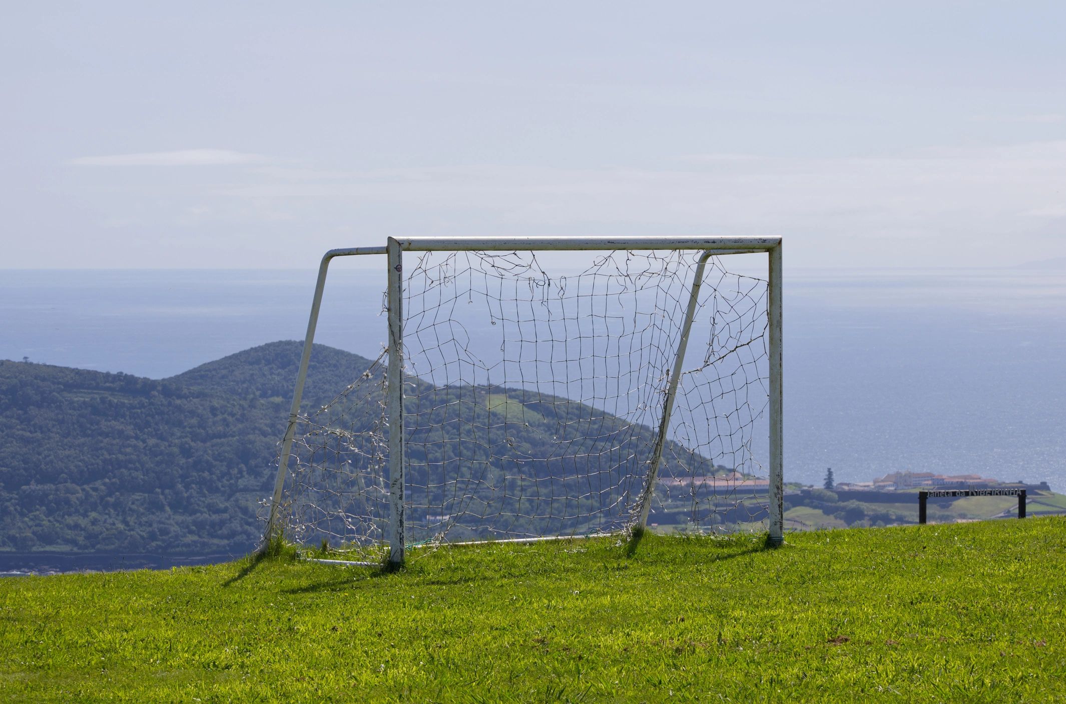 Baliza de futebol num campo português junto ao oceano